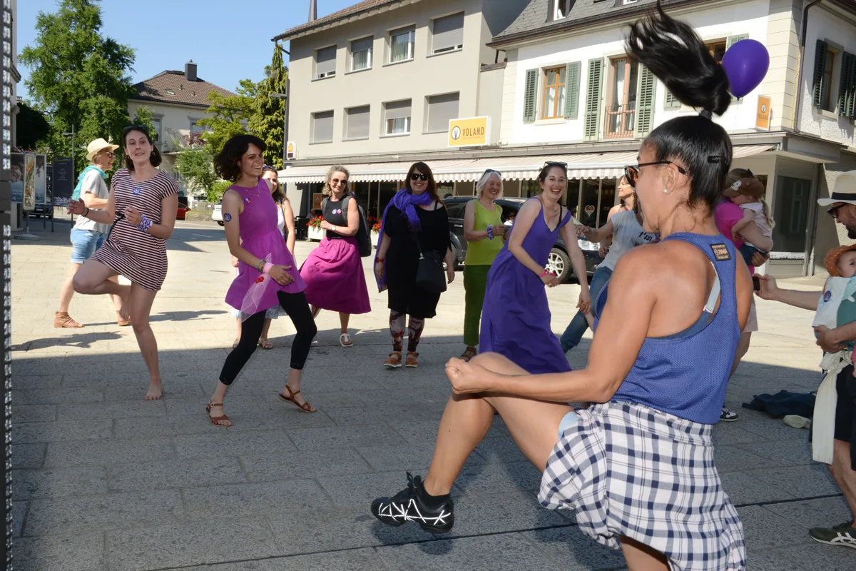 Eine Zumba-Session auf dem Schwertplatz? Auch das ist am feministischen Streik möglich. Frauenstreik Wald
